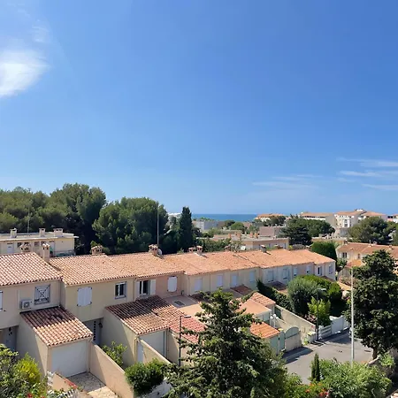 Climatise Avec Terrasse Et Parking A 500m De La De - Fr-1-338-144 *